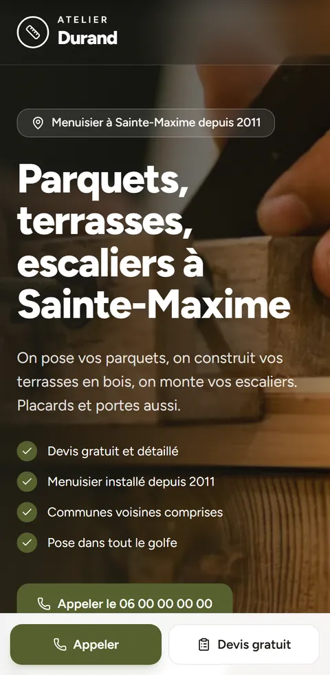 Site d'exemple de l'Atelier Durand, menuisier fictif à Sainte-Maxime, vu sur téléphone